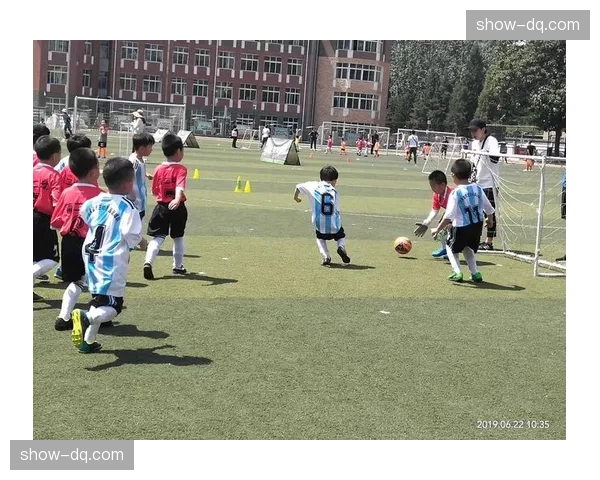 马德里足球学校为残障儿童举办的适应性足球课首次对外开放